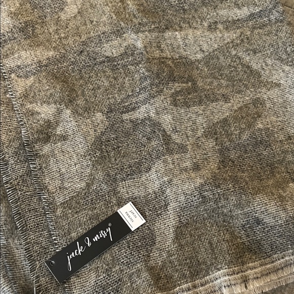 Gray Camouflage Shawl - Picture 3 of 3